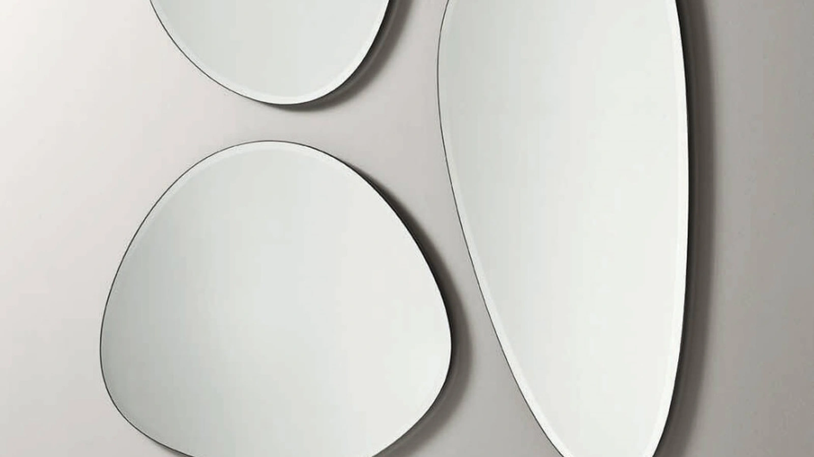 Specchi sagomati con bordi bisellati Spot S M L di Midj