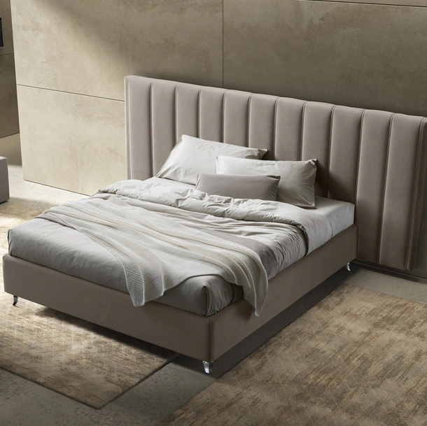 Letto matrimoniale con testiera XL trapuntata Mia di Stilfar Italia