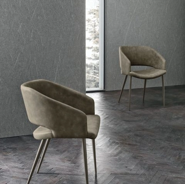 Sedia con braccioli Arisa poltroncina in ecopelle vintage e struttura in metallo fango di Sedit