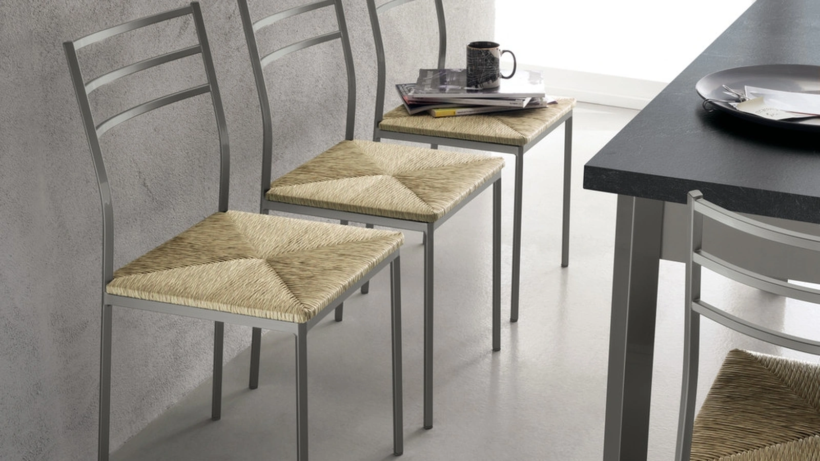 Sedia Duetto in metallo con seduta in paglia sintetica di Scavolini