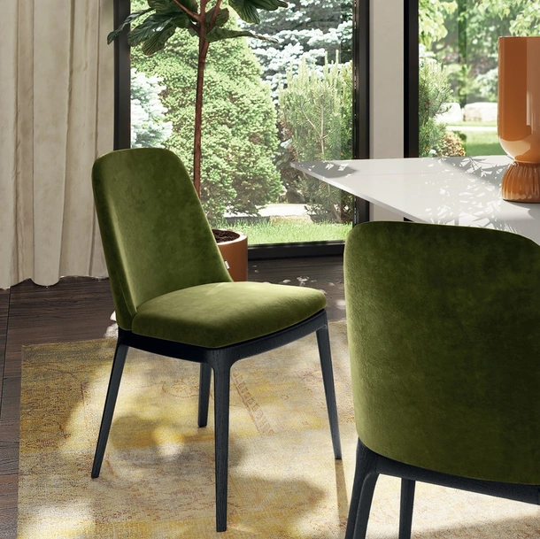 Sedia Egg in tessuto e massello di frassino di Scavolini