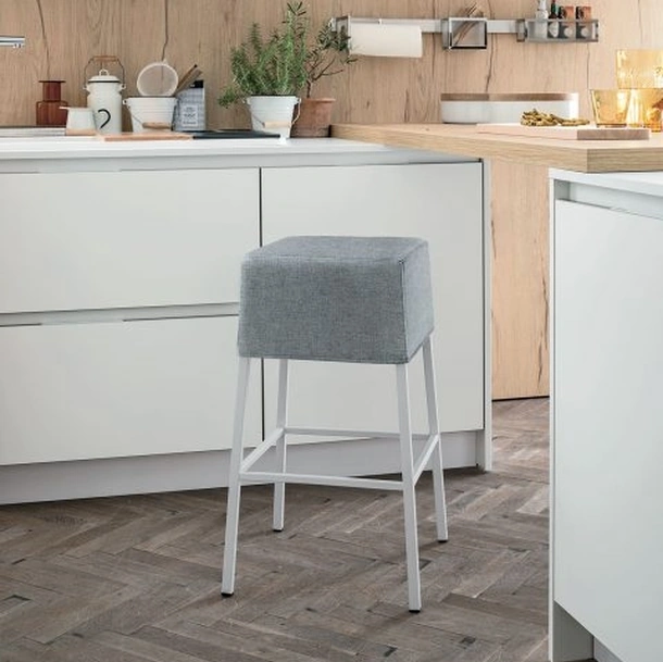 Sgabello Fez in tessuto imbottito con struttura in metallo bianco gesso di Sedit