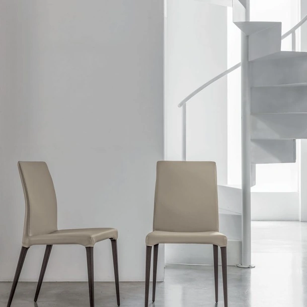 Sedia Fly in rovere moka con rivestimento in ecopelle di Tomasella