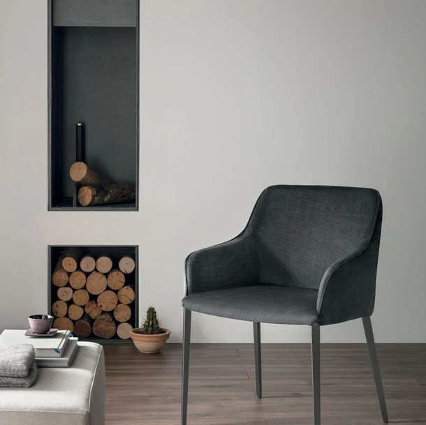 Sedia con braccioli Lilium poltroncina in tessuto con gambe in metallo antracite di Sedit