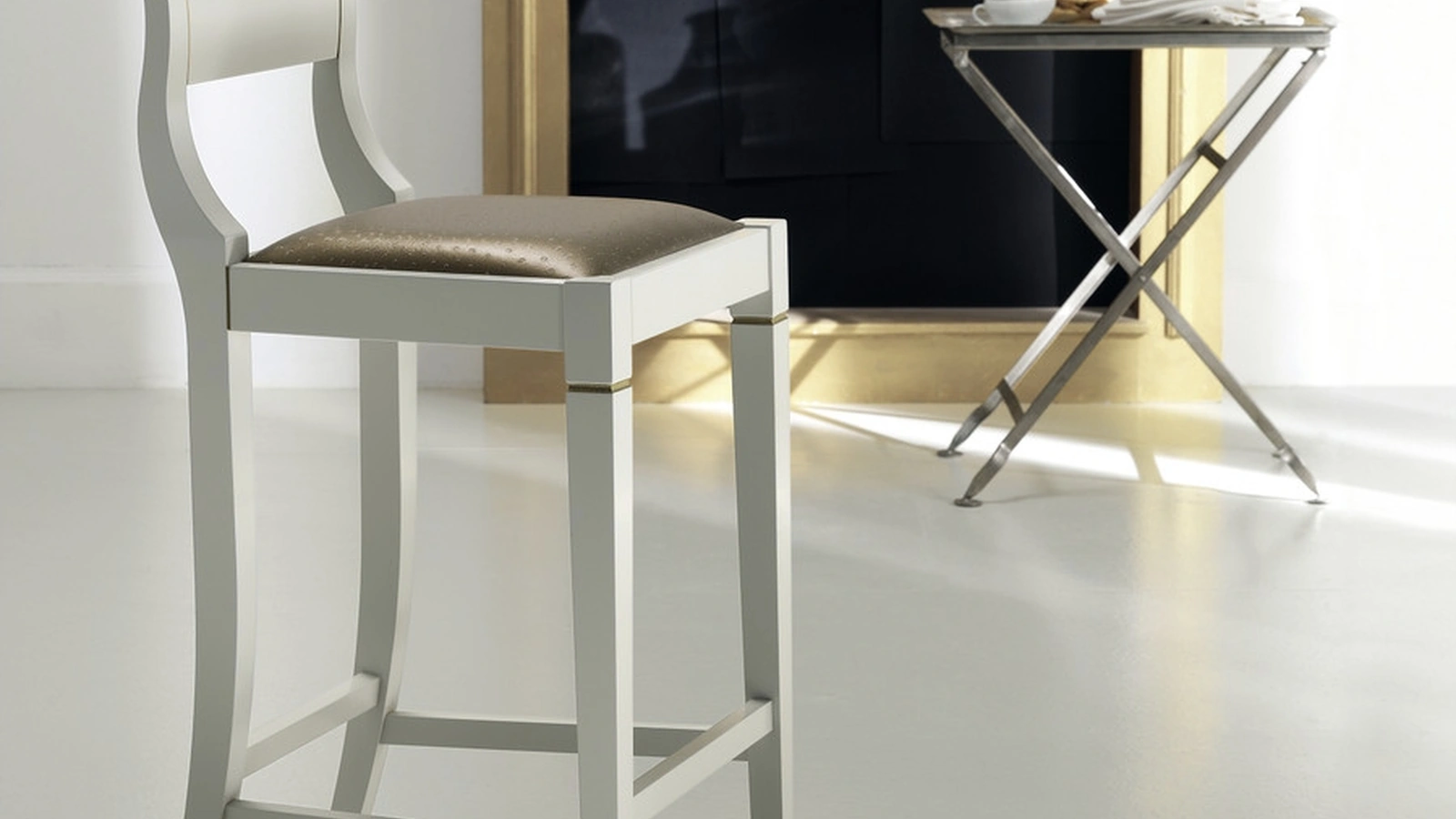 Sgabello Grand Relais in legno con seduta imbottita di Scavolini