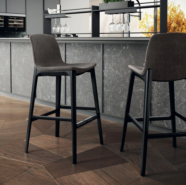 Sgabello Boutique in tessuto e massello di frassino di Scavolini