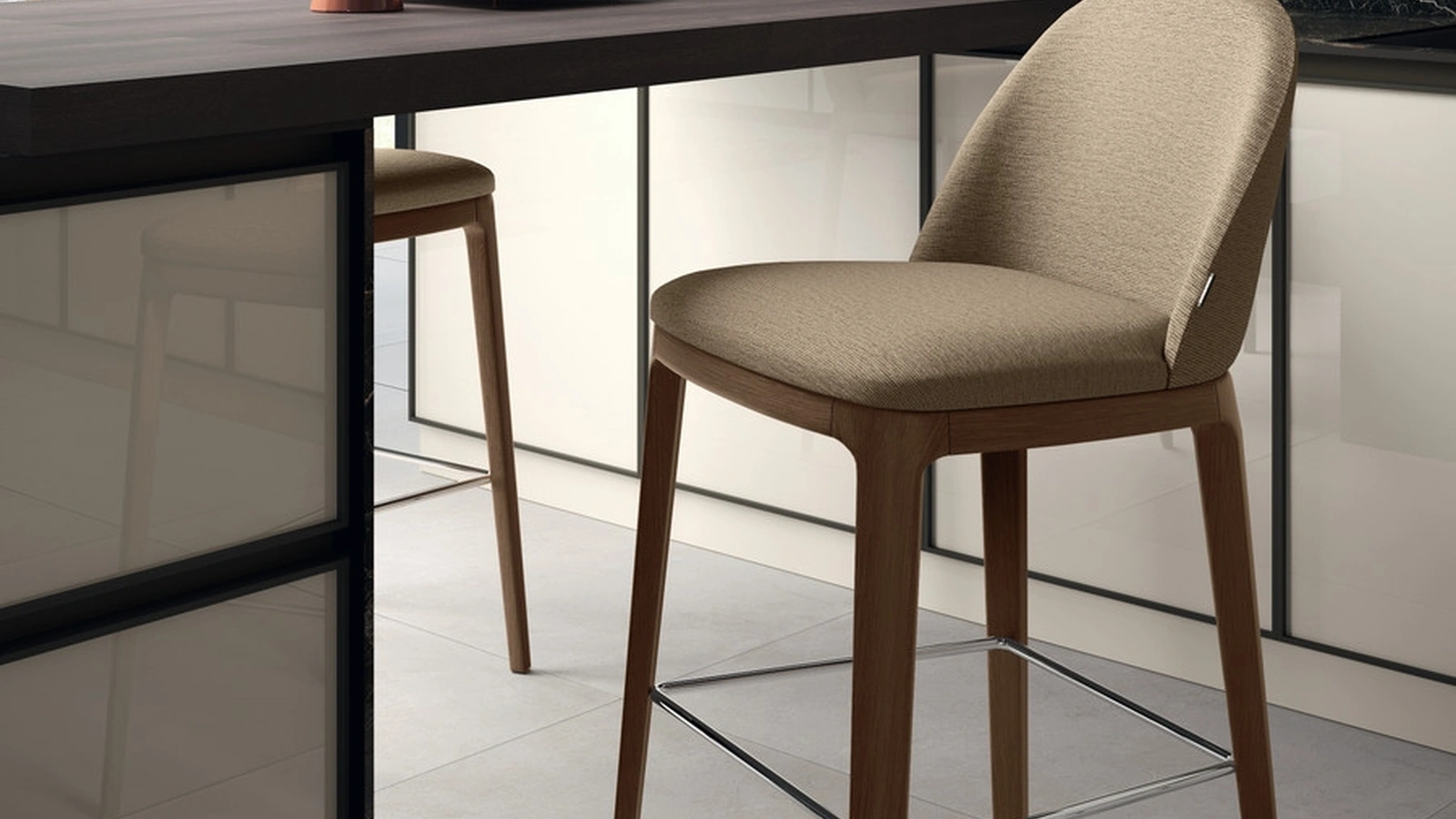 Sgabello Egg in tessuto e massello di frassino di Scavolini