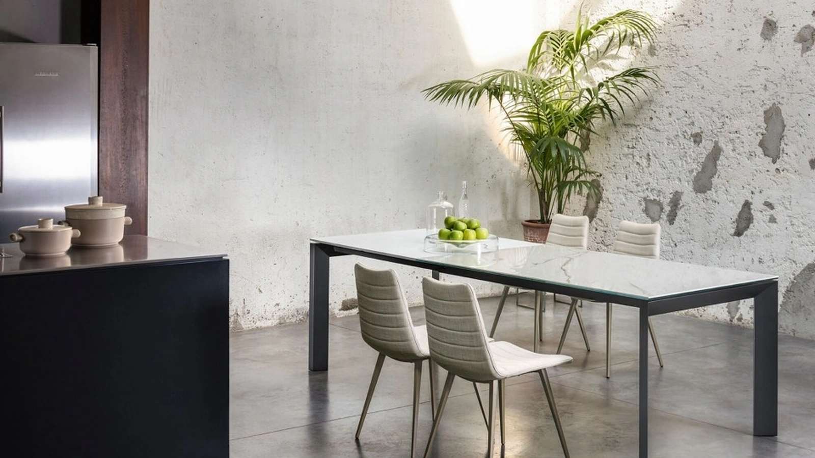 Tavolo allungabile Apollo con top in cristalceramica di Midj