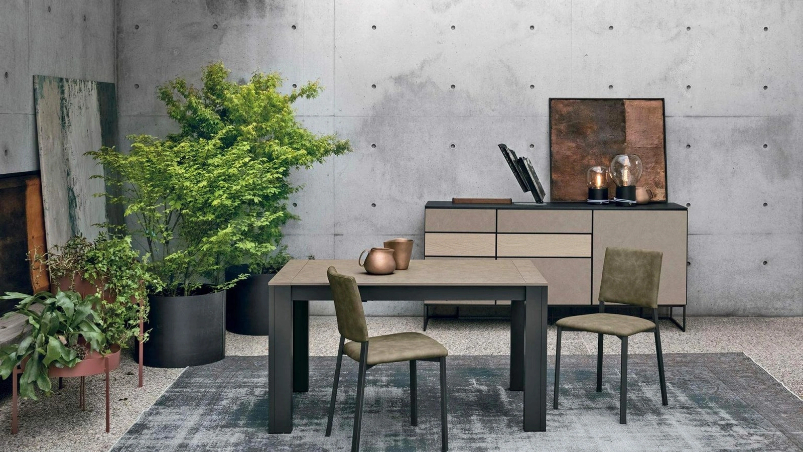 Tavolo allungabile Movida con piano in materico cemento e base in metallo antracite di Sedit