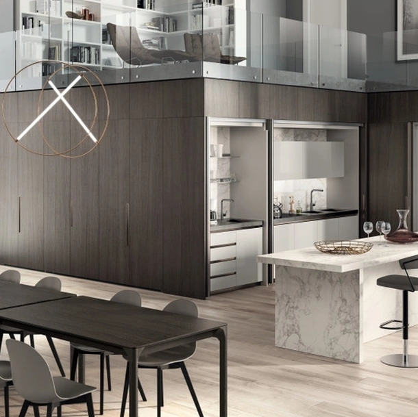 Cucina su misura salvaspazio con isola centrale Boxi 04 in laccato lucido Grigio Chiaro di Scavolini